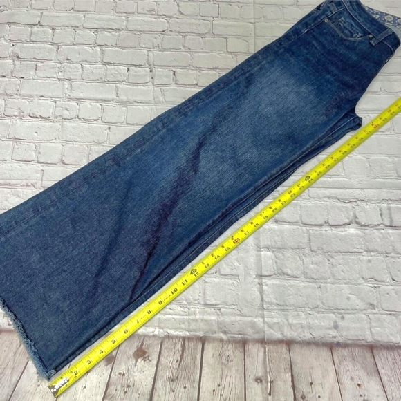 Floral Green Blouse with Dark Jeans - Picture 5 of 14